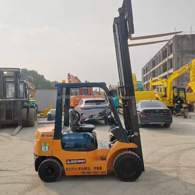 Toyota FD50 Gabelstapler in gutem Zustand mit 3 Tonnen Betriebsgewicht im Lager