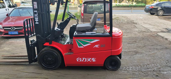 Elektrischer Gabelstapler mit einer Tragfähigkeit von 2 Tonnen und einem Duplex-Triplex-Mast mit einer Hubhöhe von 4 m