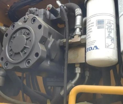 Erschwinglicher Volvo 480 mit Original-Hydraulikzylinder und 225 kW Leistung