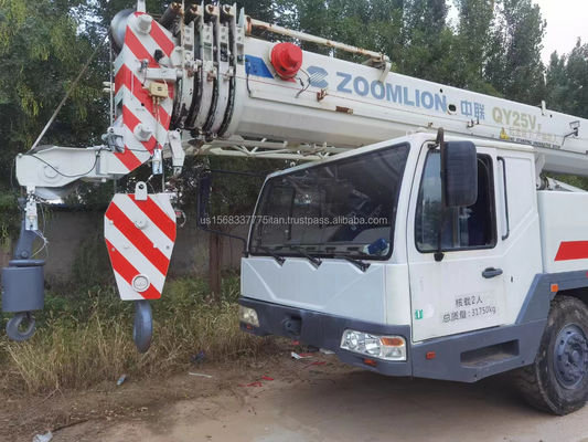 Gebrauchtes Zoomlion 25-Tonnen-Kran mit 25000 KG Gewicht und hervorragender Leistung