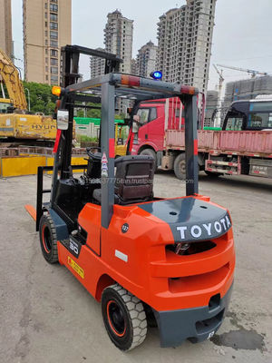 3000 kg Gewicht TOYOTA 7F30 Gebraucht Diesel Gabelstapler 99% 2012 Modell für hohe Effizienz