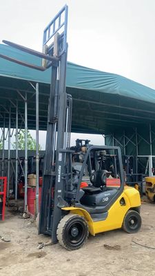 In gutem Zustand 3000 kg Gewicht Elektrischer Gabelstapler Komatsu 3 Tonnen von AC Motor angetrieben